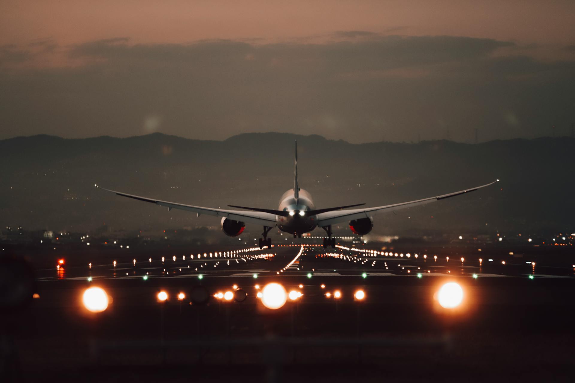 혼잡한 공항의 출발 안내판