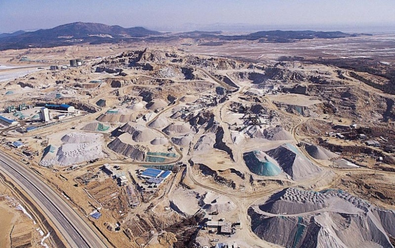 토목 기사가 설계 도면 검토 중