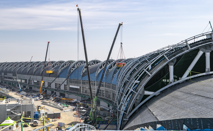공항 건설 현장 안전모를 쓴 근로자