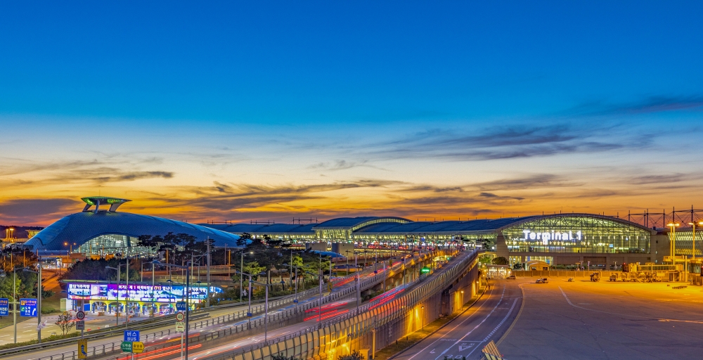인천국제공항 활주로와 항공기