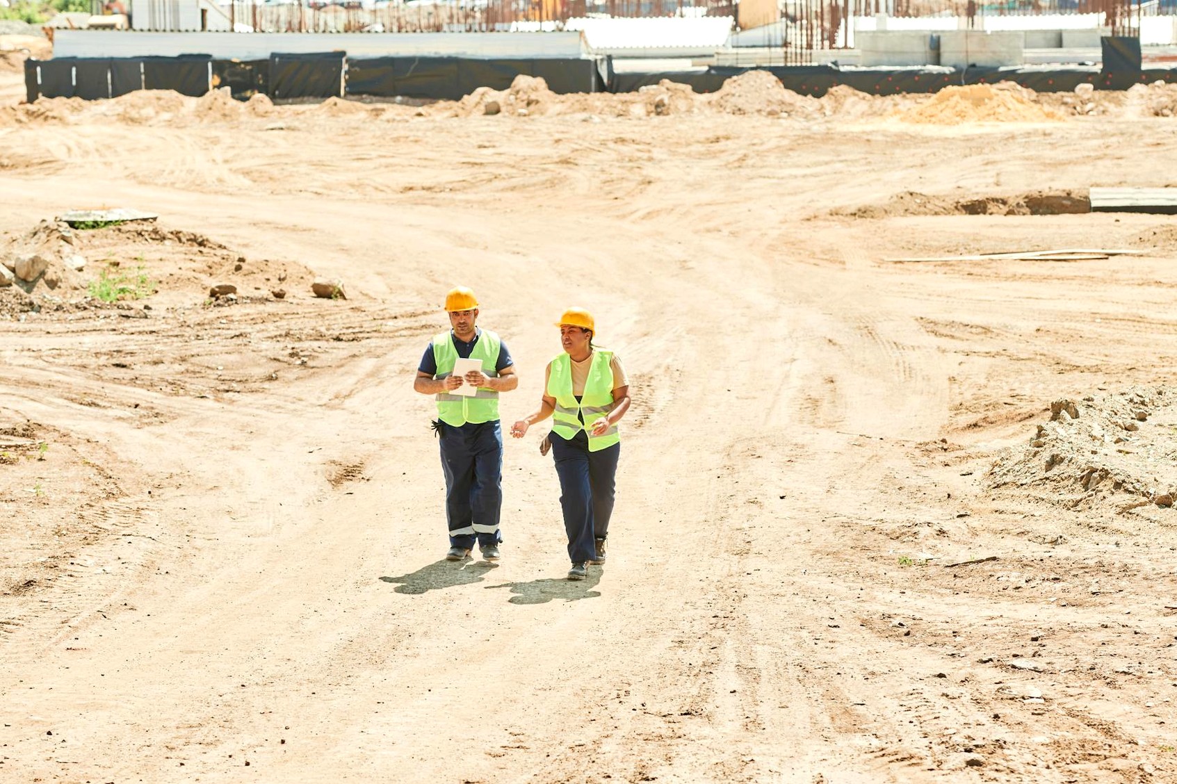 건설 현장 안전모를 쓴 근로자 팀