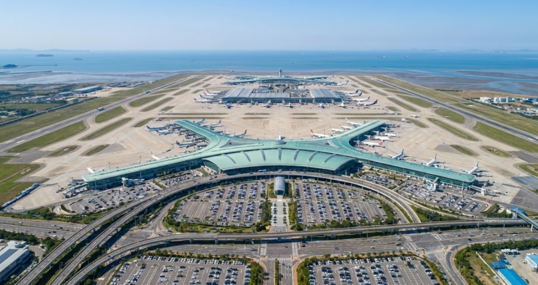 인천공항 항공 전경 - 거대한 공항 복합단지와 주변 인프라, 경제 거점을 상징