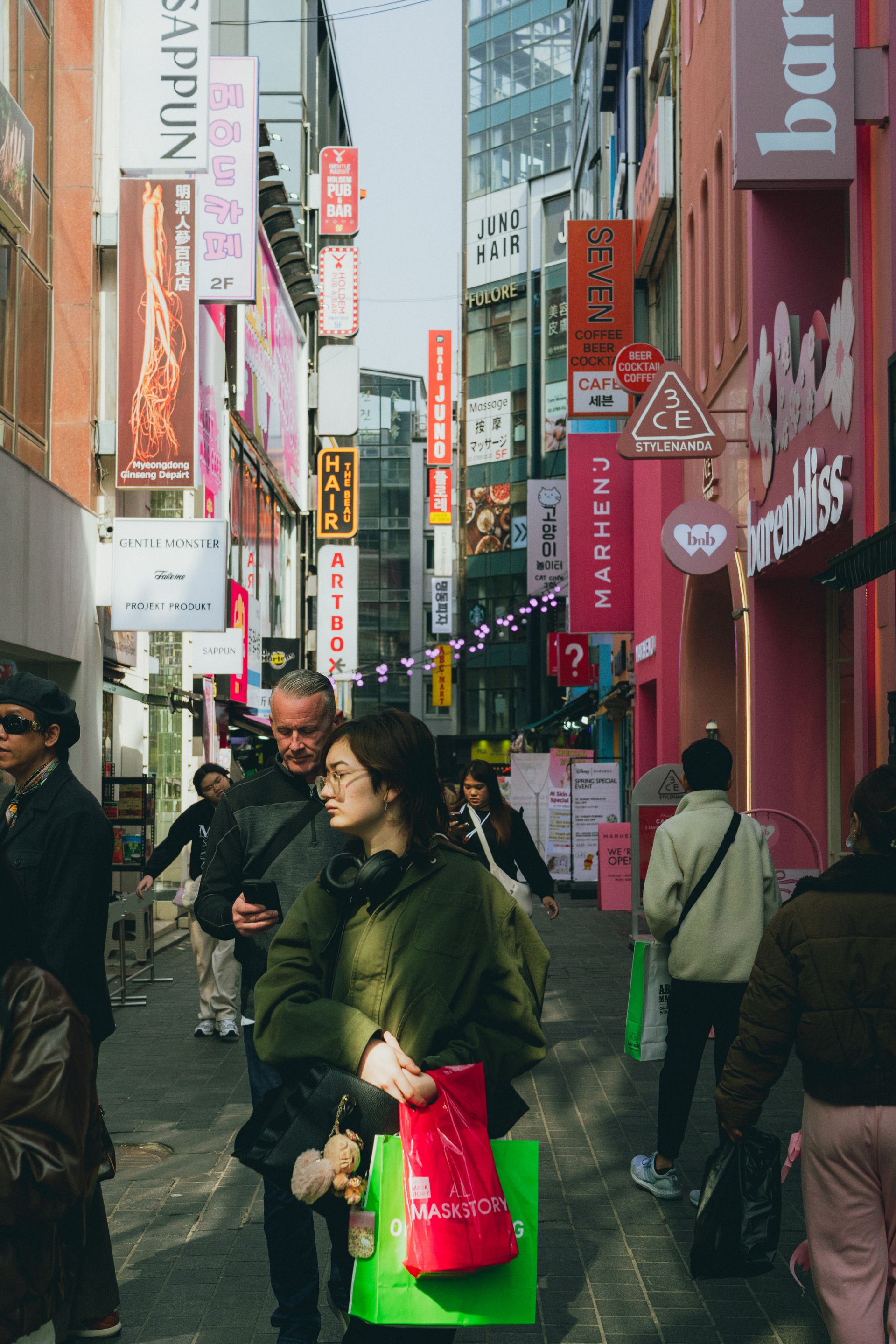 明洞のコスメ店が集まる通り。STYLENANDAや3CEなどのブランド看板が並ぶ路地